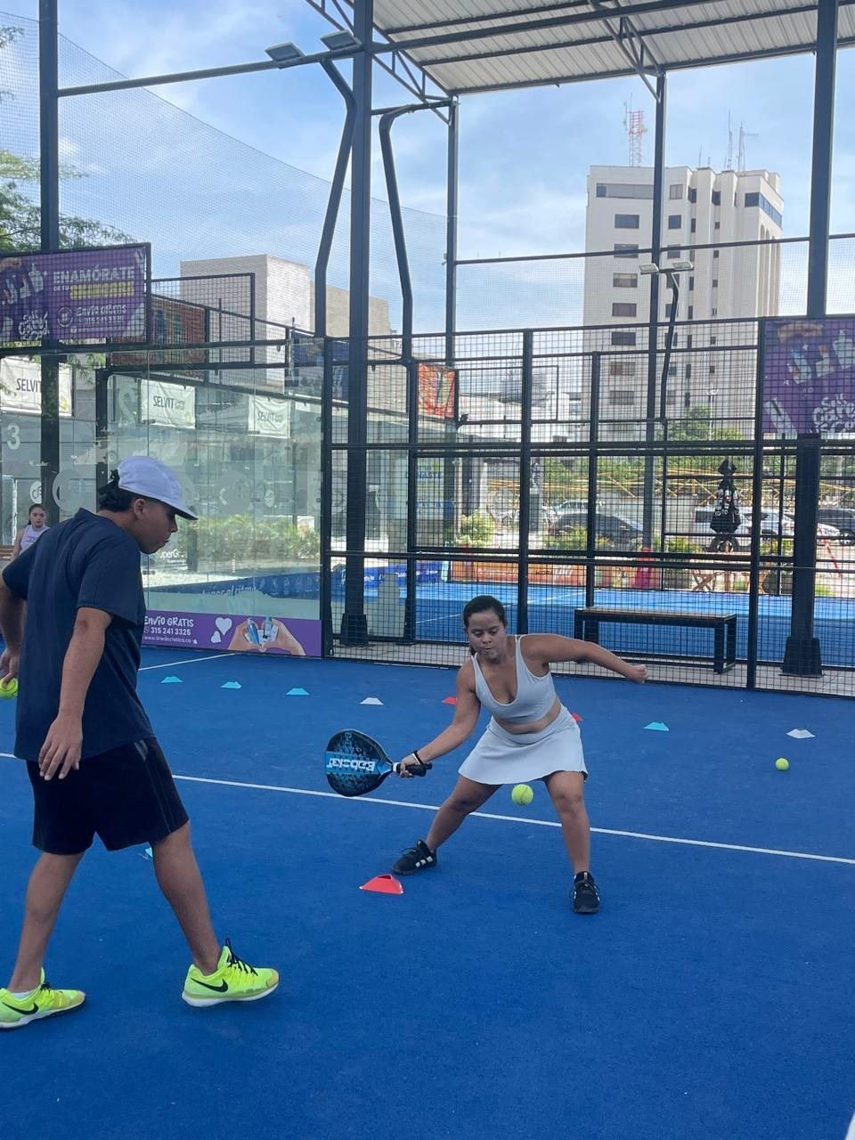 Oriana jugando pádel