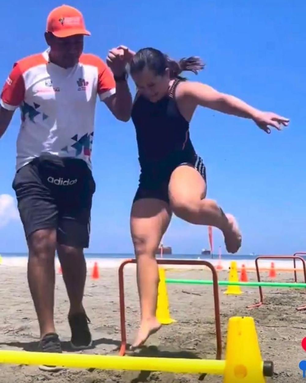 Oriana entrenando en la arena